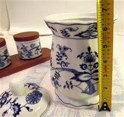 VINTAGE BLUE DANUBE BLUE ONION JAPAN BISCUIT JAR & JAMJARS W/WOOD LID & TRAY